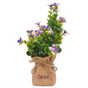 리넨 가방에 인공 플라스틱 꽃